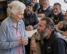 Une femme âgée s’assit parmi six motards marqués par la route, faisant semblant qu’ils étaient ses fils le temps d’un après-midi — sans se douter que lorsque l’homme venu s’emparer de sa maison arriverait, le plan qu’il avait soigneusement préparé s’effondrerait soudainement.