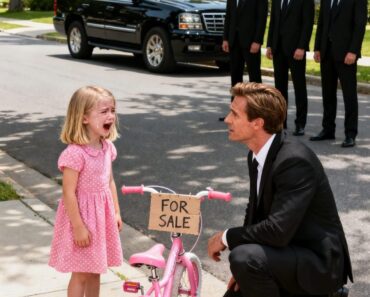 Une petite fille se tenait là, tenant un vélo rose rouillé, grelottant sous la pluie.