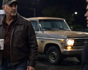 Un voyou dans une station-service a exigé de l’argent d’un homme âgé, et lorsque celui-ci a refusé, il lui a jeté du café brûlant dessus pour l’intimider, sans jamais imaginer ce qui allait lui arriver quelques secondes plus tard